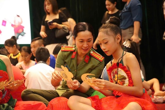 Phụ nữ Công an Thủ đô chung tay bảo vệ phụ nữ và trẻ em