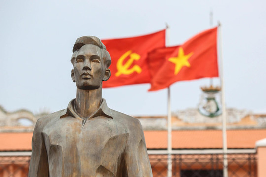 Bác Hồ sống mãi với non sông