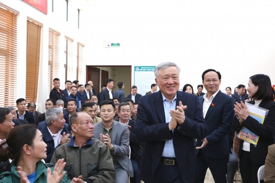 Phó Thủ tướng Thường trực Nguyễn Hòa Bình xem xét, trao đổi, trả lời từng ý kiến, kiến nghị của cử tri