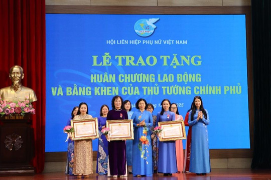 Hội nghị lần thứ 15 Ban Chấp hành TƯ Hội LHPN Việt Nam khoá XIII: Trao tặng Huân chương Lao động và Bằng khen Thủ tướng Chính phủ cho 16 cá nhân có thành tích xuất sắc
