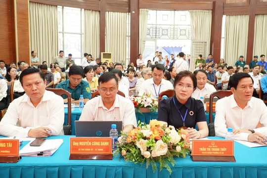 Bí thư Thành ủy TP Hồ Chí Minh Trần Lưu Quang lắng nghe ý kiến cử tri