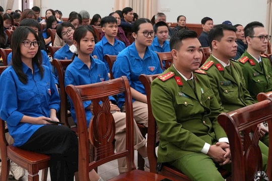 Chủ tịch UBND xã Bát Tràng đối thoại với thanh niên