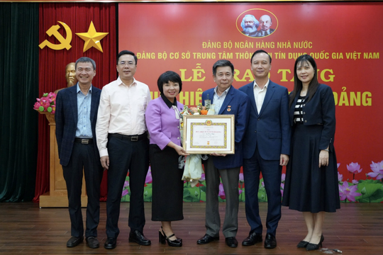 Đảng bộ CIC: Đồng chí Lê Thái Nam vinh dự đón nhận Huy hiệu 30 năm tuổi Đảng