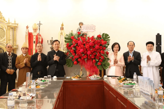 Chủ tịch Ủy ban Mặt trận Tổ quốc Việt Nam TP Hà Nội chúc mừng Giáng sinh Giáo xứ Bằng Sở