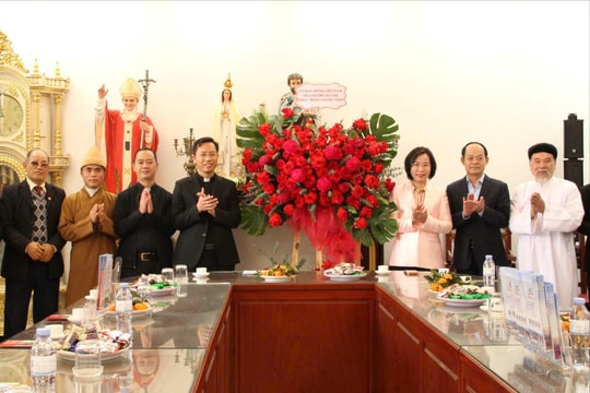 Chủ tịch Ủy ban MTTQ Việt Nam TP Hà Nội Bùi Huyền Mai thăm, chúc mừng Giáng sinh tại Giáo xứ Bằng Sở