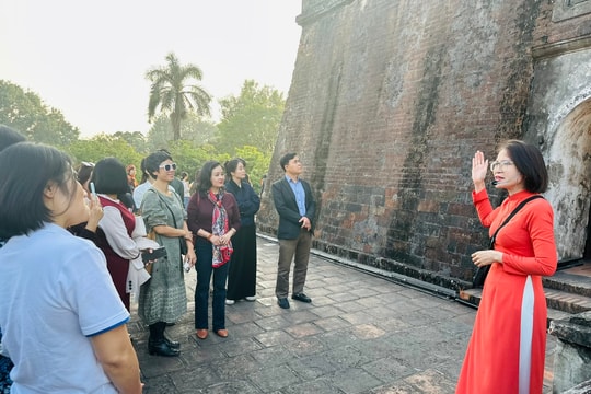 “Chạm” vào lịch sử Hà Nội qua tour trải nghiệm “Ký ức Cột Cờ”