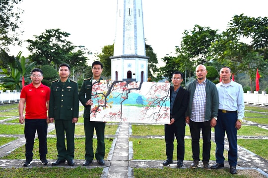 Báo Hànộimới thăm, tặng quà Đồn Biên phòng A Mú Sung (tỉnh Lào Cai)