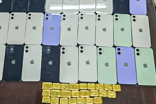 Khánh Hòa Hai hành khách mang 24 thỏi vàng, 32 chiếc điện thoại qua sân bay