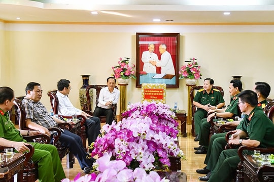 Lãnh đạo Cà Mau thăm tặng quà các đơn vị lực lượng vũ trang