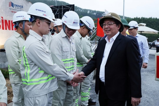 Phó Thủ tướng Hồ Quốc Dũng thăm, động viên lực lượng thi công Dự án cao tốc Quảng Ngãi – Hoài Nhơn