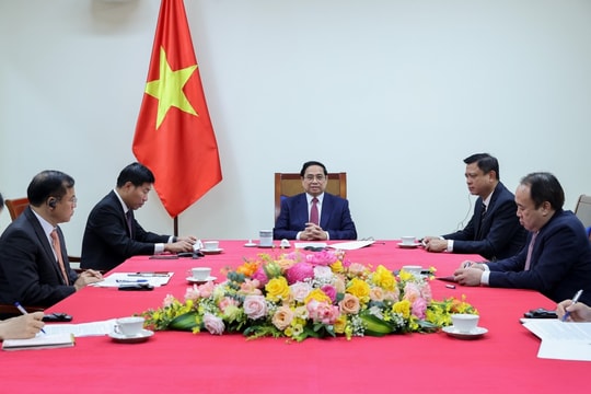 Thủ tướng Phạm Minh Chính điện đàm với Thủ tướng Singapore Lawrence Wong