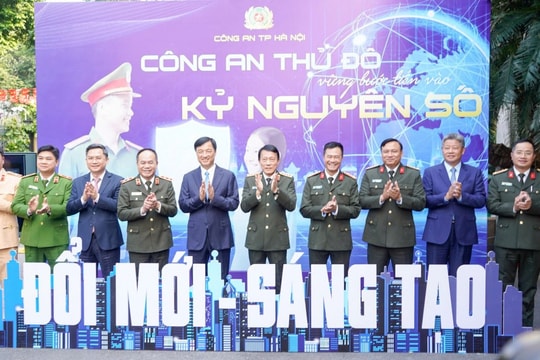 Bộ trưởng Bộ Công an và Bí thư Thành ủy Hà Nội trải nghiệm các mô hình chuyển đổi số của Công an Thủ đô