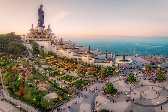 Vé cáp treo lên núi Bà Đen chỉ 200.000 đồng trong tháng cuối năm