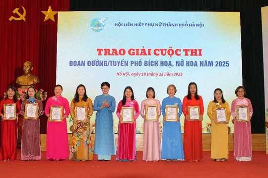 Hội LHPN Hà Nội trao giải Cuộc thi “Đoạn đường/tuyến phố bích họa, nở hoa” năm 2025