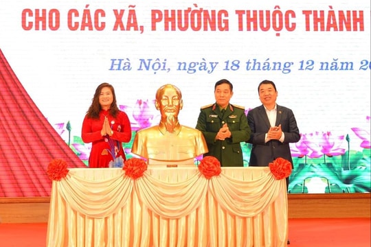 Trao tặng Tượng chân dung Chủ tịch Hồ Chí Minh cho các xã, phường của Hà Nội