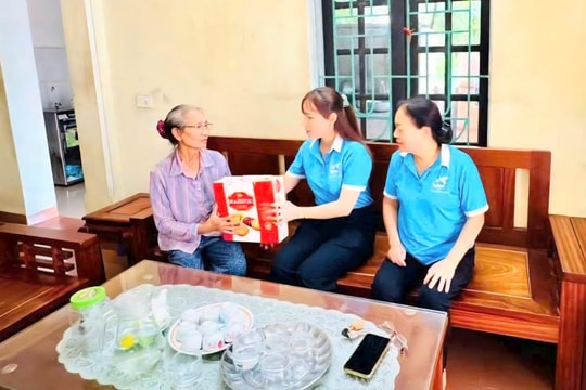 Phụ nữ Thuận An - những “đóa hoa” thắp lửa tình thân