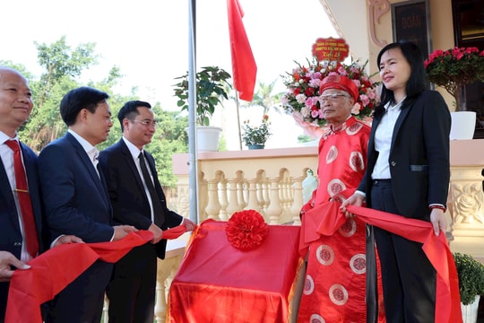 Xã Tam Hưng: Gắn biển công trình Nhà tưởng niệm Bác Hồ