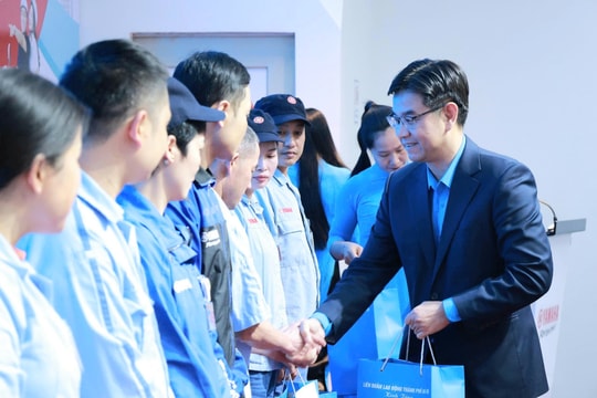 Lãnh đạo LĐLĐ thành phố Hà Nội thăm, tặng quà công nhân lao động