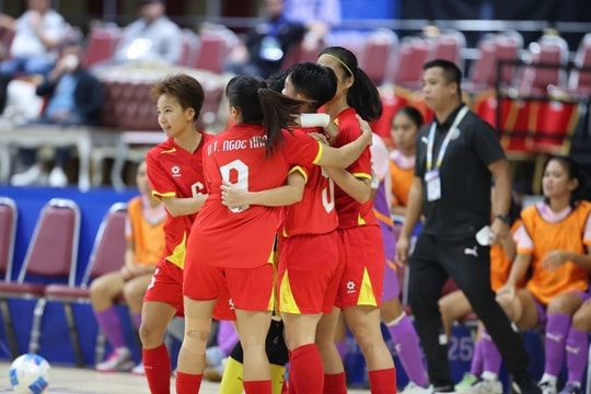 FIFA tôn vinh Thùy Trang và tấm HCV lịch sử của futsal nữ Việt Nam