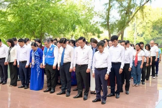 Đại biểu MTTQ các thành phố trực thuộc Trung ương dâng hoa, dâng hương tại đặc khu Côn Đảo