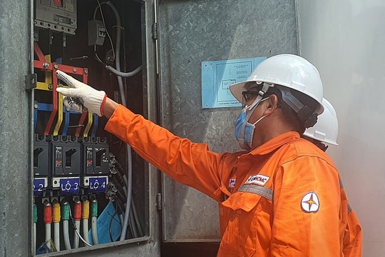 EVNHCMC bảo đảm cung cấp điện trong các ngày lễ Noel 2025 và Tết Dương lịch 2026