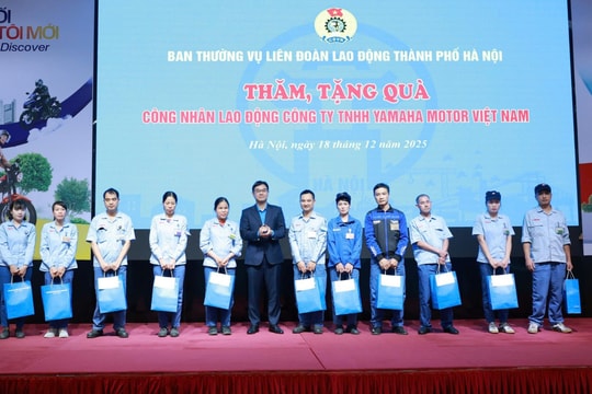 Lãnh đạo LĐLĐ thành phố Hà Nội thăm, tặng quà công nhân lao động