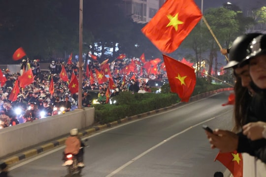 Đêm Thủ đô không ngủ mừng U22 Việt Nam vô địch: Chiến thắng trọn vẹn từ sân cỏ đến văn hóa giao thông