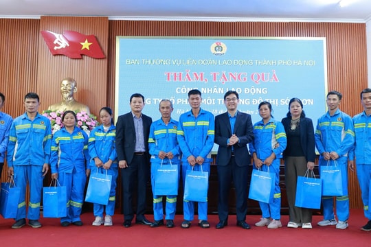 Lãnh đạo LĐLĐ thành phố Hà Nội thăm, tặng quà công nhân Công ty Cổ phần Môi trường đô thị Sóc Sơn