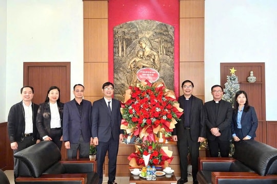 Lãnh đạo Ủy ban MTTQ Việt Nam thành phố Hà Nội chúc mừng đồng bào công giáo dịp Lễ Giáng sinh 2025