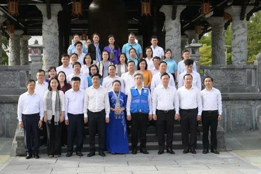 Đoàn đại biểu Cụm thi đua Ủy ban MTTQ Việt Nam các thành phố trực thuộc Trung ương dâng hoa, dâng hương tại đặc khu Côn Đảo