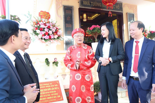 Xã Tam Hưng gắn biển công trình Nhà tưởng niệm Bác Hồ