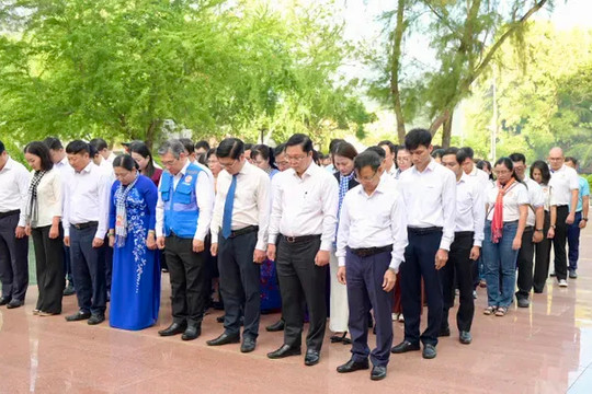 Đại biểu MTTQ các thành phố trực thuộc Trung ương dâng hoa, dâng hương tại đặc khu Côn Đảo