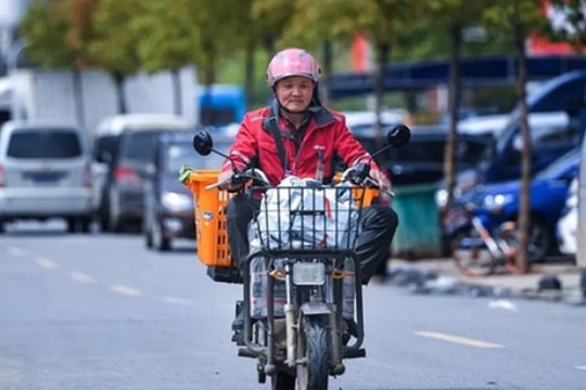"Triệu phú" Vũ Hán vẫn miệt mài làm shipper giao hàng xuyên đêm