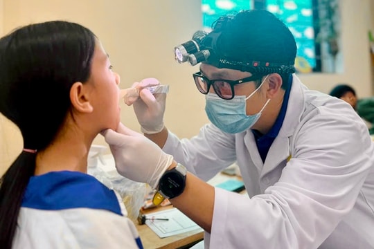 Bệnh viện Hữu nghị Việt Nam – Cu Ba phối hợp khám, tư vấn sức khỏe cho học sinh vùng lũ Thái Nguyên