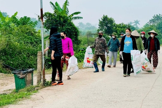 Nam Phù ra quân thu gom bao bì thuốc bảo vệ thực vật, làm sạch đồng ruộng