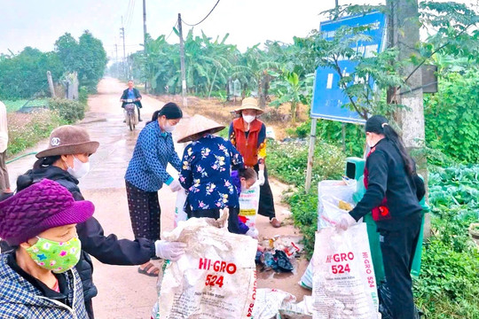 Nam Phù: Ra quân làm sạch đồng, tạo thói quen sản xuất nông nghiệp xanh