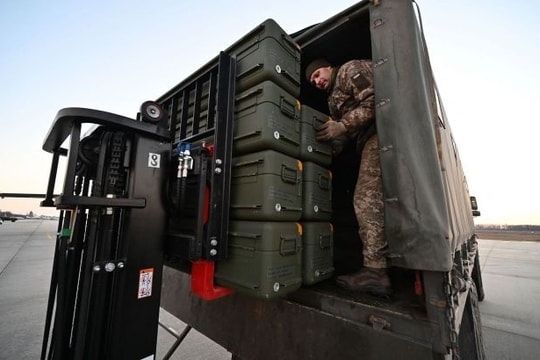 Romania mở trung tâm hậu cần để tăng cường nguồn cung vũ khí cho Ukraine