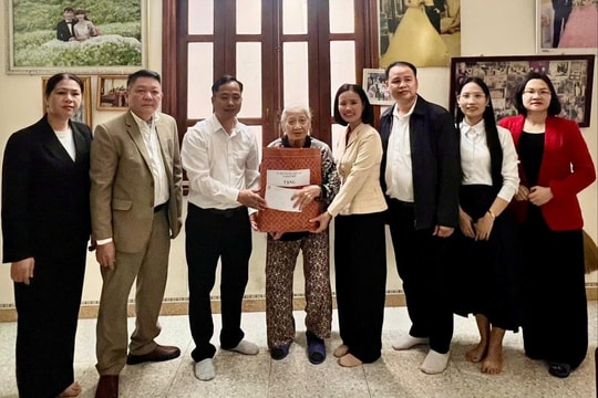 Ủy ban MTTQ Việt Nam xã Hát Môn thăm, tặng quà các giáo xứ nhân dịp Giáng sinh 2025