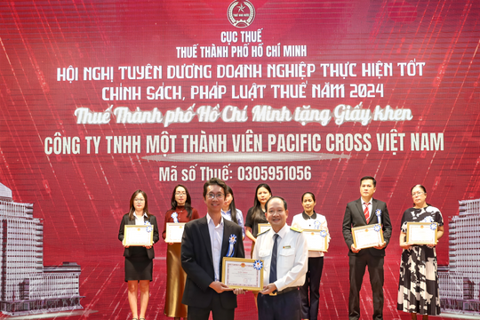 Pacific Cross Việt Nam được vinh danh thực hiện tốt chính sách, pháp luật