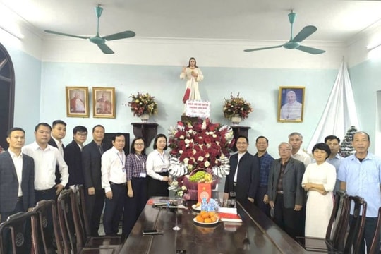 Phường Long Biên (Hà Nội) Thăm, tặng quà các hộ giáo dân có hoàn cảnh khó khăn
