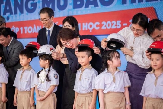 Honda đã trao tặng hơn 12 triệu mũ bảo hiểm cho học sinh