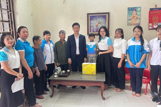 Hội LHPN xã Dân Hoà trao kinh phí “Mẹ đỡ đầu” năm 2026 cho các em nhỏ có hoàn cảnh đặc biệt khó khăn