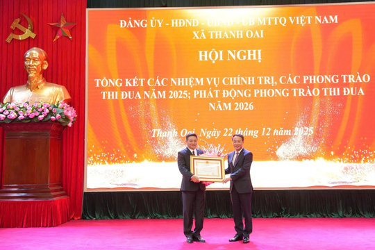 Bí thư Đảng ủy xã Thanh Oai Bùi Hoàng Phan đón nhận Huân chương Lao động hạng Ba