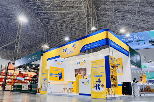 Khách hàng trải nghiệm tài chính số cùng PVcomBank tại Hội chợ mùa Thu 2025