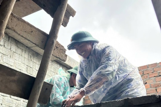 Người lính thợ Quân khu 5 tăng tốc xây nhà cho người dân vùng lũ tỉnh Đắk Lắk
