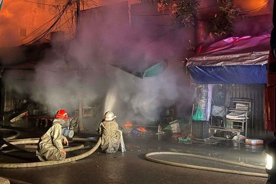 Hà Nội: Cháy chợ Xanh lúc rạng sáng, 2.000m2 ki ốt được "giải cứu"