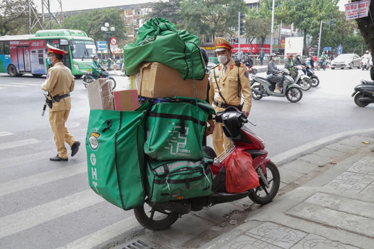 Dùng hàng hoá che biển số, shipper không thoát khỏi mắt thần camera AI