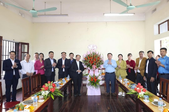 Xã Thường Tín thăm, chúc mừng Linh mục và bà con giáo dân nhân dịp Giáng sinh 2025