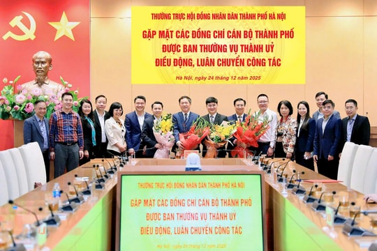 Thường trực HĐND thành phố Hà Nội gặp mặt cán bộ được điều động, luân chuyển công tác