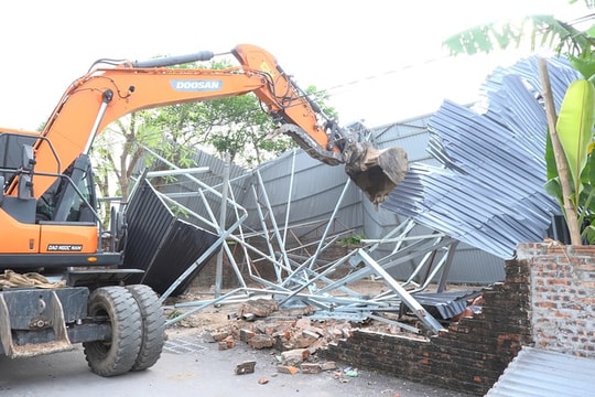 Xã Thanh Oai cưỡng chế công trình xây dựng trái phép trên đất công, đất nông nghiệp